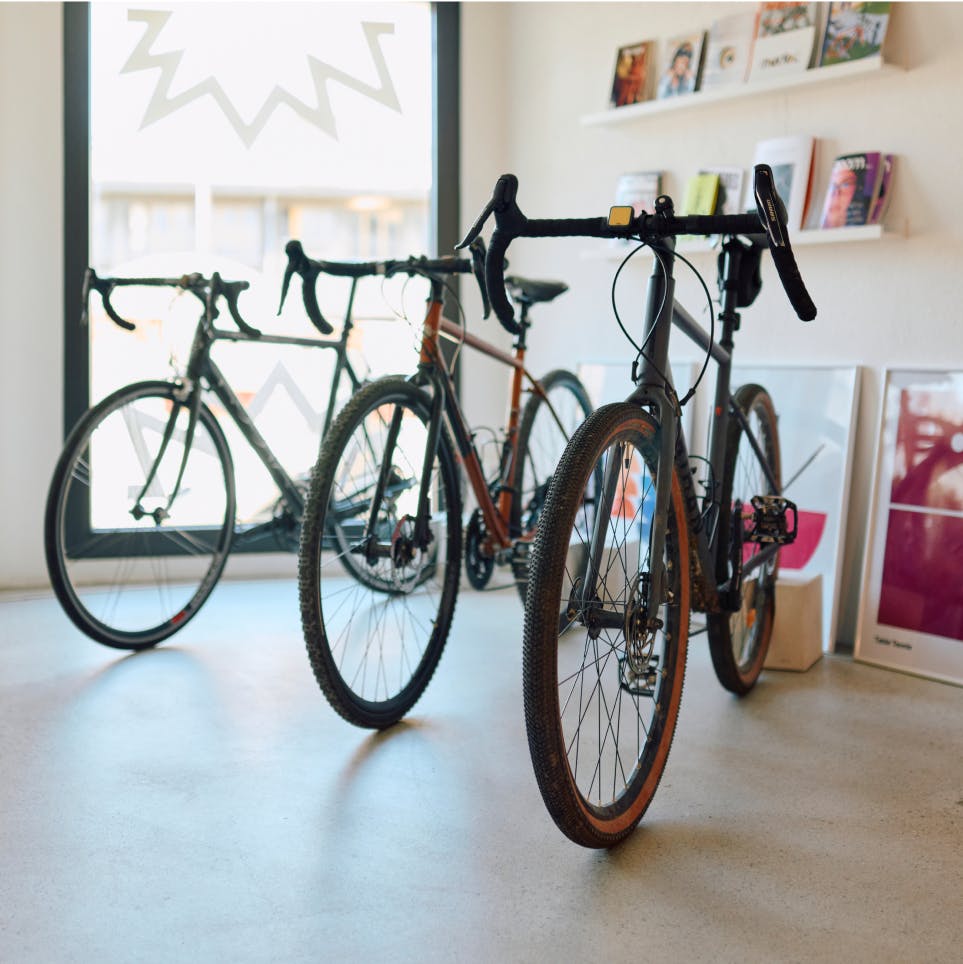 3 vélos garés dans les bureaux